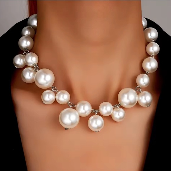 Anthropologie Jewelry - Vintage Classic White Pearl Cluster Necklace